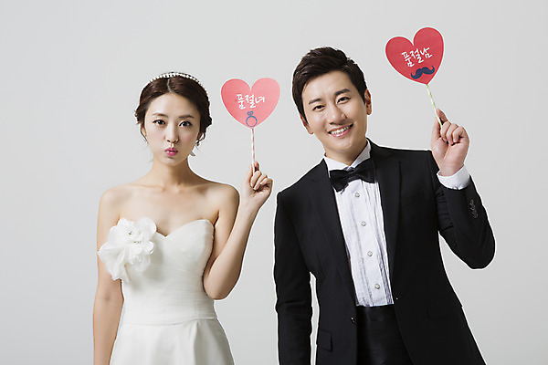 포토 JPG 스튜디오촬영 부부 드레스 여자 남자 신부 웨딩드레스 신랑 결혼 모션 실내 서기 웃음 들기 사람 동양인 정장 턱시도 상반신 성인 두명 앞모습 30대 한국인 하트 장년만 성인만 국내포토 모양 커플 옷 뷰포인트 표정 인종 이벤트 내부 장년 파일형식