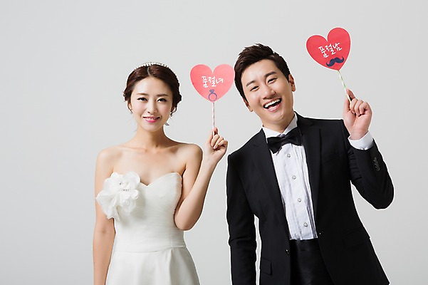 포토 JPG 스튜디오촬영 부부 드레스 여자 남자 신부 웨딩드레스 신랑 결혼 모션 실내 서기 웃음 들기 사람 동양인 정장 턱시도 상반신 성인 두명 앞모습 30대 한국인 하트 장년만 성인만 국내포토 모양 커플 옷 뷰포인트 표정 인종 이벤트 내부 장년 파일형식