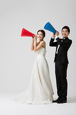 포토 JPG 스튜디오촬영 전신 부부 드레스 여자 남자 신부 웨딩드레스 신랑 결혼 모션 실내 서기 웃음 들기 사람 동양인 정장 턱시도 성인 두명 옆모습 30대 확성기 외침 한국인 장년만 성인만 국내포토 커플 옷 뷰포인트 표정 인종 이벤트 내부 장년 소리 파일형식