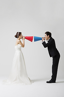 포토 JPG 스튜디오촬영 전신 부부 드레스 여자 남자 신부 웨딩드레스 신랑 결혼 모션 실내 서기 들기 사람 동양인 정장 턱시도 성인 두명 옆모습 30대 확성기 외침 한국인 장년만 성인만 국내포토 커플 옷 뷰포인트 인종 이벤트 내부 장년 소리 파일형식