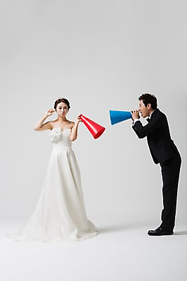 포토 JPG 스튜디오촬영 전신 부부 드레스 여자 남자 신부 웨딩드레스 신랑 결혼 모션 실내 서기 들기 사람 동양인 정장 턱시도 손짓 성인 두명 앞모습 옆모습 30대 확성기 외침 한국인 귀막기 장년만 성인만 국내포토 커플 옷 뷰포인트 인종 이벤트 내부 장년 소리 파일형식