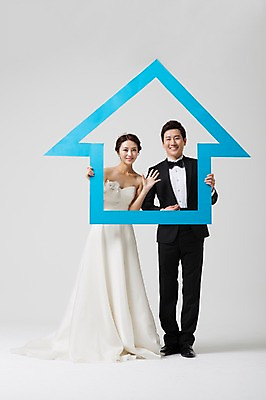 포토 JPG 스튜디오촬영 전신 모양 부부 드레스 여자 남자 신부 웨딩드레스 신랑 결혼 부동산 실내 서기 웃음 들기 사람 동양인 정장 턱시도 손짓 성인 두명 앞모습 30대 한국인 장년만 성인만 집모양 국내포토 커플 옷 뷰포인트 모션 표정 인종 이벤트 내부 장년 재산 파일형식