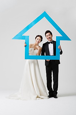 포토 JPG 스튜디오촬영 전신 모양 부부 드레스 여자 남자 신부 웨딩드레스 신랑 결혼 부동산 실내 서기 웃음 들기 사람 동양인 정장 턱시도 손짓 성인 두명 앞모습 30대 한국인 장년만 성인만 집모양 국내포토 커플 옷 뷰포인트 모션 표정 인종 이벤트 내부 장년 재산 파일형식