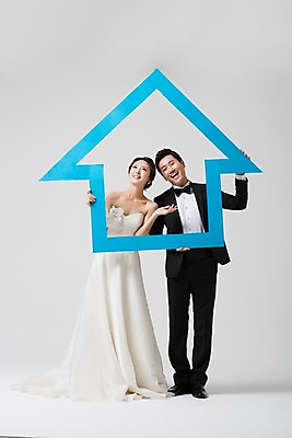 포토 JPG 스튜디오촬영 전신 모양 부부 드레스 여자 남자 신부 웨딩드레스 신랑 결혼 부동산 실내 서기 웃음 들기 사람 동양인 정장 턱시도 손짓 성인 두명 앞모습 30대 한국인 장년만 성인만 집모양 국내포토 커플 옷 뷰포인트 모션 표정 인종 이벤트 내부 장년 재산 파일형식