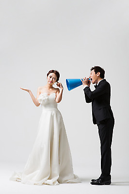 포토 JPG 스튜디오촬영 전신 부부 드레스 여자 남자 신부 웨딩드레스 신랑 결혼 모션 실내 서기 들기 사람 동양인 정장 턱시도 손짓 성인 두명 앞모습 옆모습 30대 확성기 외침 한국인 귀막기 장년만 성인만 국내포토 커플 옷 뷰포인트 인종 이벤트 내부 장년 소리 파일형식