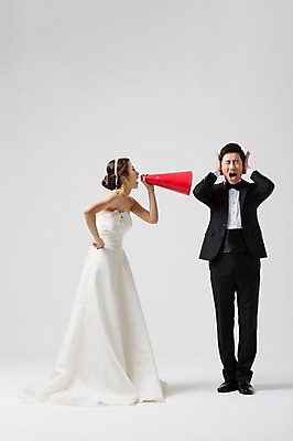 포토 JPG 스튜디오촬영 전신 부부 드레스 여자 남자 신부 웨딩드레스 신랑 결혼 모션 실내 표정 서기 들기 사람 동양인 정장 턱시도 성인 두명 앞모습 옆모습 30대 확성기 외침 한국인 찡그림 귀막기 장년만 성인만 국내포토 커플 옷 뷰포인트 인종 손짓 이벤트 내부 장년 소리 파일형식