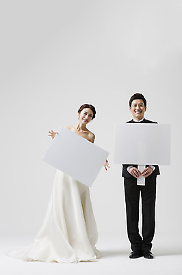 포토 JPG 스튜디오촬영 전신 부부 드레스 여자 남자 신부 웨딩드레스 신랑 결혼 안내 프레임 실내 서기 웃음 들기 사람 동양인 정장 턱시도 성인 두명 앞모습 30대 한국인 알림 장년만 성인만 국내포토 커플 옷 뷰포인트 모션 표정 인종 이벤트 내부 장년 파일형식