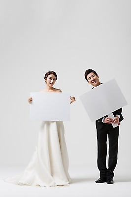포토 JPG 스튜디오촬영 전신 부부 드레스 여자 남자 신부 웨딩드레스 신랑 결혼 안내 프레임 실내 서기 웃음 들기 사람 동양인 정장 턱시도 성인 두명 앞모습 30대 한국인 알림 장년만 성인만 국내포토 커플 옷 뷰포인트 모션 표정 인종 이벤트 내부 장년 파일형식