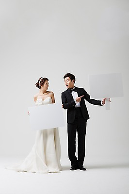 포토 JPG 스튜디오촬영 전신 부부 드레스 여자 남자 신부 웨딩드레스 신랑 결혼 안내 프레임 실내 서기 들기 사람 동양인 정장 턱시도 손짓 성인 두명 앞모습 30대 마주보기 한국인 가리킴 알림 장년만 성인만 국내포토 커플 옷 뷰포인트 모션 인종 이벤트 내부 장년 파일형식
