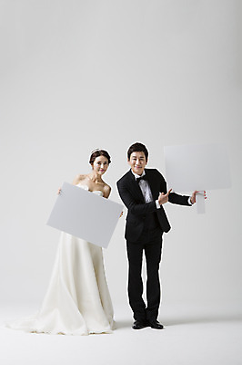 포토 JPG 스튜디오촬영 전신 부부 드레스 여자 남자 신부 웨딩드레스 신랑 결혼 안내 프레임 실내 서기 웃음 들기 사람 동양인 정장 턱시도 손짓 성인 두명 앞모습 30대 한국인 가리킴 알림 장년만 성인만 국내포토 커플 옷 뷰포인트 모션 표정 인종 이벤트 내부 장년 파일형식