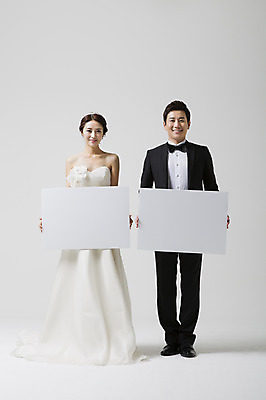 포토 JPG 스튜디오촬영 전신 부부 드레스 여자 남자 신부 웨딩드레스 신랑 결혼 안내 프레임 실내 서기 웃음 들기 사람 동양인 정장 턱시도 성인 두명 앞모습 30대 한국인 알림 장년만 성인만 국내포토 커플 옷 뷰포인트 모션 표정 인종 이벤트 내부 장년 파일형식