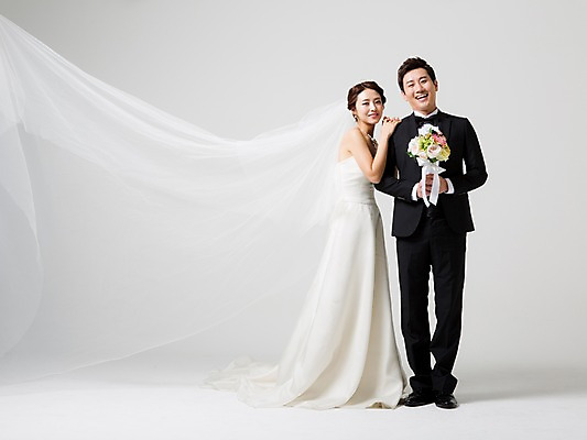 포토 JPG 스튜디오촬영 전신 부부 드레스 여자 남자 신부 부케 웨딩드레스 신랑 결혼 모션 면사포 실내 서기 웃음 들기 사람 동양인 정장 턱시도 성인 두명 앞모습 옆모습 30대 한국인 장년만 성인만 국내포토 커플 옷 뷰포인트 꽃다발 표정 인종 이벤트 내부 장년 결혼소품 파일형식