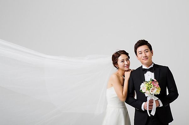 포토 JPG 스튜디오촬영 부부 드레스 여자 남자 신부 부케 웨딩드레스 신랑 결혼 모션 면사포 실내 서기 웃음 들기 사람 동양인 정장 턱시도 상반신 성인 두명 앞모습 옆모습 30대 한국인 장년만 성인만 국내포토 커플 옷 뷰포인트 꽃다발 표정 인종 이벤트 내부 장년 결혼소품 파일형식