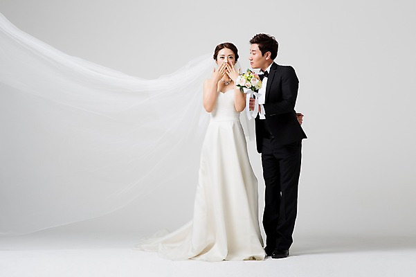포토 JPG 스튜디오촬영 전신 부부 드레스 여자 남자 신부 부케 웨딩드레스 신랑 결혼 모션 면사포 실내 서기 들기 사람 동양인 정장 턱시도 성인 두명 앞모습 옆모습 30대 한국인 입가림 장년만 성인만 국내포토 커플 옷 뷰포인트 꽃다발 인종 이벤트 내부 장년 가림 결혼소품 파일형식
