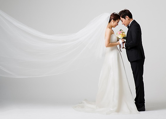 포토 JPG 스튜디오촬영 전신 부부 드레스 여자 남자 신부 부케 웨딩드레스 신랑 결혼 모션 면사포 실내 서기 들기 사람 동양인 정장 턱시도 성인 두명 옆모습 30대 한국인 이마맞대기 장년만 성인만 국내포토 커플 옷 뷰포인트 꽃다발 인종 이벤트 내부 장년 결혼소품 얼굴맞대기 파일형식