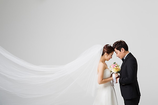 포토 JPG 스튜디오촬영 부부 드레스 여자 남자 신부 부케 웨딩드레스 신랑 결혼 모션 면사포 실내 서기 들기 사람 동양인 정장 턱시도 상반신 성인 두명 옆모습 30대 한국인 이마맞대기 장년만 성인만 국내포토 커플 옷 뷰포인트 꽃다발 인종 이벤트 내부 장년 결혼소품 얼굴맞대기 파일형식