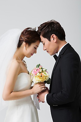 포토 JPG 스튜디오촬영 부부 드레스 여자 남자 신부 부케 웨딩드레스 신랑 결혼 모션 면사포 실내 서기 들기 사람 동양인 정장 턱시도 상반신 성인 두명 옆모습 30대 한국인 이마맞대기 장년만 성인만 국내포토 커플 옷 뷰포인트 꽃다발 인종 이벤트 내부 장년 결혼소품 얼굴맞대기 파일형식