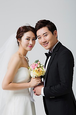 포토 JPG 스튜디오촬영 부부 드레스 여자 남자 신부 부케 웨딩드레스 신랑 결혼 모션 면사포 실내 서기 웃음 들기 사람 동양인 정장 턱시도 상반신 성인 두명 옆모습 30대 한국인 장년만 성인만 국내포토 커플 옷 뷰포인트 꽃다발 표정 인종 이벤트 내부 장년 결혼소품 파일형식