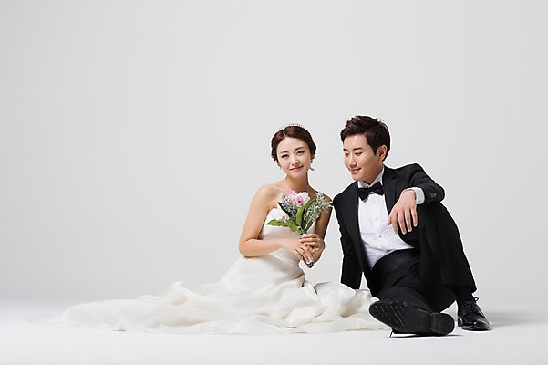 포토 JPG 스튜디오촬영 전신 부부 드레스 여자 남자 신부 부케 웨딩드레스 신랑 결혼 모션 실내 웃음 들기 사람 앉기 동양인 정장 턱시도 성인 두명 앞모습 30대 한국인 장년만 성인만 국내포토 커플 옷 뷰포인트 꽃다발 표정 인종 이벤트 내부 장년 파일형식