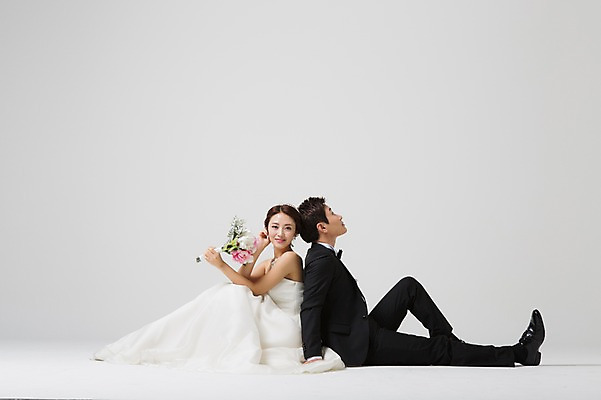 포토 JPG 스튜디오촬영 전신 부부 드레스 여자 남자 신부 부케 웨딩드레스 신랑 결혼 모션 실내 웃음 들기 사람 앉기 동양인 정장 턱시도 성인 두명 옆모습 30대 한국인 등맞대기 장년만 성인만 국내포토 커플 옷 뷰포인트 꽃다발 표정 인종 이벤트 내부 장년 파일형식