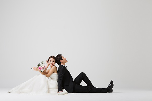 포토 JPG 스튜디오촬영 전신 부부 드레스 여자 남자 신부 부케 웨딩드레스 신랑 결혼 모션 실내 웃음 들기 사람 앉기 동양인 정장 턱시도 성인 두명 옆모습 30대 한국인 등맞대기 장년만 성인만 국내포토 커플 옷 뷰포인트 꽃다발 표정 인종 이벤트 내부 장년 파일형식