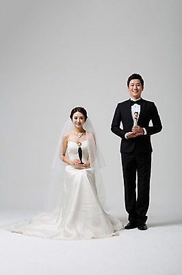 포토 JPG 스튜디오촬영 전신 부부 드레스 여자 남자 신부 인형 웨딩드레스 신랑 결혼 실내 서기 웃음 들기 사람 앉기 동양인 정장 턱시도 성인 두명 앞모습 30대 한국인 신랑신부 신랑신부인형 장년만 성인만 국내포토 커플 옷 신부_웨딩 뷰포인트 모션 표정 인종 이벤트 내부 장년 파일형식