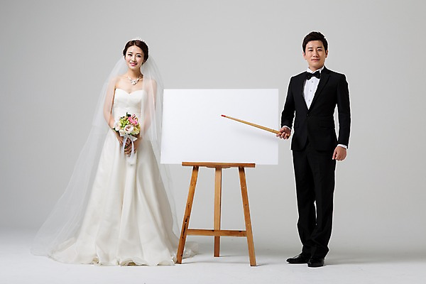 포토 JPG 스튜디오촬영 전신 부부 드레스 여자 남자 신부 부케 웨딩드레스 신랑 결혼 안내 프레임 실내 서기 웃음 들기 사람 동양인 정장 턱시도 성인 두명 앞모습 30대 한국인 가리킴 알림 이젤 지시봉 장년만 성인만 국내포토 커플 옷 뷰포인트 꽃다발 모션 표정 인종 손짓 이벤트 내부 장년 미술도구 파일형식