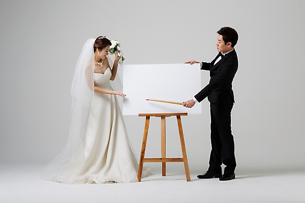 포토 JPG 스튜디오촬영 전신 부부 드레스 여자 남자 신부 부케 웨딩드레스 신랑 결혼 안내 프레임 면사포 실내 서기 들기 사람 동양인 정장 턱시도 손짓 성인 두명 옆모습 30대 한국인 가리킴 알림 이젤 지시봉 장년만 성인만 국내포토 커플 옷 뷰포인트 꽃다발 모션 인종 이벤트 내부 장년 미술도구 결혼소품 파일형식