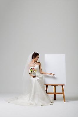 포토 JPG 스튜디오촬영 전신 드레스 여자 신부 부케 웨딩드레스 결혼 장신구 안내 프레임 면사포 실내 한명 들기 사람 앉기 동양인 손짓 성인 앞모습 30대 한국인 알림 이젤 여자만 여자한명만 성인여자만 성인한명만 성인여자한명만 장년만 장년여자만 장년여자한명만 성인만 국내포토 1 옷 뷰포인트 꽃다발 모션 인종 이벤트 내부 장년 미술도구 결혼소품 파일형식