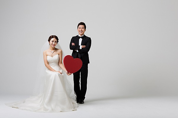 포토 JPG 스튜디오촬영 전신 부부 드레스 여자 남자 웨딩드레스 신랑 결혼 면사포 실내 서기 웃음 들기 사람 앉기 동양인 정장 턱시도 성인 두명 앞모습 30대 팔짱 한국인 하트 신부님 장년만 성인만 국내포토 모양 커플 옷 뷰포인트 모션 표정 인종 이벤트 내부 장년 천주교 결혼소품 파일형식
