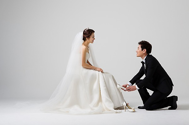 포토 JPG 스튜디오촬영 전신 부부 드레스 여자 남자 신부 구두 웨딩드레스 신랑 결혼 면사포 실내 웃음 들기 사람 앉기 동양인 정장 턱시도 성인 두명 옆모습 30대 마주보기 한국인 하이힐 무릎꿇기 장년만 성인만 국내포토 커플 옷 뷰포인트 신발 모션 표정 인종 이벤트 내부 장년 여성화 결혼소품 파일형식