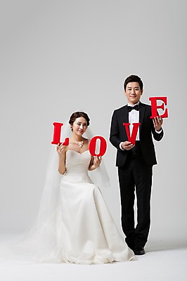 포토 JPG 스튜디오촬영 전신 부부 알파벳 드레스 여자 남자 신부 웨딩드레스 신랑 결혼 면사포 실내 사랑 서기 웃음 들기 사람 앉기 동양인 정장 턱시도 성인 두명 앞모습 30대 한국인 장년만 성인만 국내포토 커플 영어 옷 감정 뷰포인트 모션 표정 인종 이벤트 내부 장년 결혼소품 파일형식