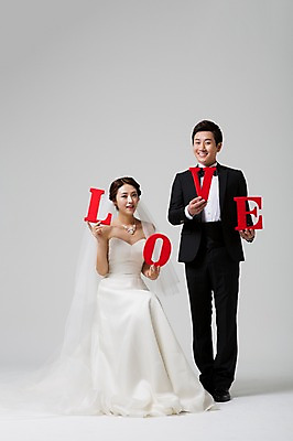포토 JPG 스튜디오촬영 전신 부부 알파벳 드레스 여자 남자 신부 웨딩드레스 신랑 결혼 면사포 실내 사랑 서기 웃음 들기 사람 앉기 동양인 정장 턱시도 성인 두명 앞모습 30대 한국인 장년만 성인만 국내포토 커플 영어 옷 감정 뷰포인트 모션 표정 인종 이벤트 내부 장년 결혼소품 파일형식