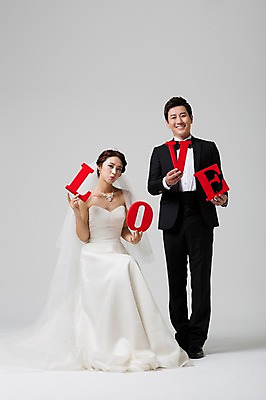 포토 JPG 스튜디오촬영 전신 부부 알파벳 드레스 여자 남자 신부 웨딩드레스 신랑 결혼 면사포 실내 사랑 서기 웃음 들기 사람 앉기 동양인 정장 턱시도 성인 두명 앞모습 30대 한국인 장년만 성인만 국내포토 커플 영어 옷 감정 뷰포인트 모션 표정 인종 이벤트 내부 장년 결혼소품 파일형식