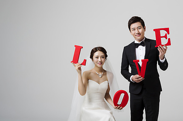 포토 JPG 스튜디오촬영 부부 알파벳 드레스 여자 남자 신부 웨딩드레스 신랑 결혼 면사포 실내 사랑 서기 웃음 들기 사람 앉기 동양인 정장 턱시도 상반신 성인 두명 앞모습 30대 한국인 장년만 성인만 국내포토 커플 영어 옷 감정 뷰포인트 모션 표정 인종 이벤트 내부 장년 결혼소품 파일형식