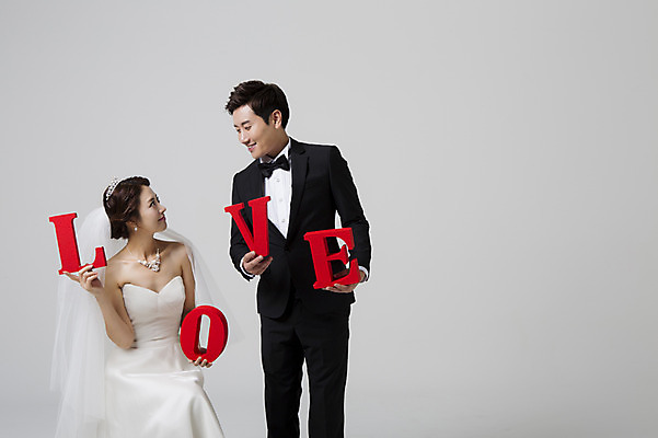 포토 JPG 스튜디오촬영 부부 알파벳 드레스 여자 남자 신부 웨딩드레스 신랑 결혼 면사포 실내 사랑 서기 웃음 들기 사람 앉기 동양인 정장 턱시도 상반신 성인 두명 앞모습 30대 마주보기 한국인 장년만 성인만 국내포토 커플 영어 옷 감정 뷰포인트 모션 표정 인종 이벤트 내부 장년 결혼소품 파일형식