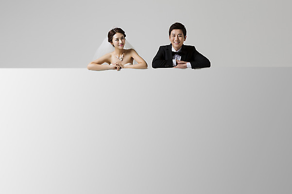 포토 JPG 스튜디오촬영 부부 드레스 여자 남자 신부 웨딩드레스 신랑 결혼 안내 프레임 면사포 실내 웃음 사람 동양인 정장 턱시도 상반신 성인 두명 앞모습 30대 한국인 알림 장년만 성인만 국내포토 커플 옷 뷰포인트 표정 인종 이벤트 내부 장년 결혼소품 파일형식