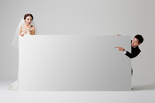 포토 JPG 스튜디오촬영 부부 드레스 여자 남자 신부 웨딩드레스 신랑 결혼 안내 프레임 면사포 실내 사람 동양인 정장 턱시도 손짓 상반신 성인 두명 앞모습 30대 턱괴기 한국인 가리킴 알림 장년만 성인만 국내포토 커플 옷 뷰포인트 모션 인종 이벤트 내부 장년 결혼소품 파일형식