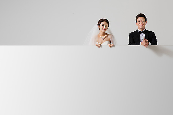 포토 JPG 스튜디오촬영 부부 드레스 여자 남자 신부 웨딩드레스 신랑 결혼 안내 프레임 면사포 실내 웃음 사람 동양인 정장 턱시도 상반신 성인 두명 앞모습 30대 한국인 알림 손모으기 장년만 성인만 국내포토 커플 옷 뷰포인트 표정 인종 손짓 이벤트 내부 장년 결혼소품 파일형식