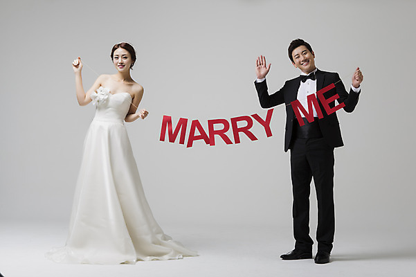 포토 JPG 스튜디오촬영 전신 부부 드레스 여자 남자 신부 웨딩드레스 신랑 결혼 모션 실내 서기 웃음 들기 사람 동양인 정장 턱시도 손짓 성인 두명 앞모습 장식 30대 한국인 가랜드 장년만 성인만 국내포토 커플 옷 뷰포인트 표정 인종 이벤트 내부 장년 파티용품 파일형식