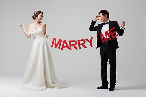 포토 JPG 스튜디오촬영 전신 부부 드레스 여자 남자 신부 웨딩드레스 신랑 결혼 모션 실내 서기 웃음 들기 사람 동양인 정장 턱시도 성인 두명 장식 30대 마주보기 한국인 가랜드 장년만 성인만 국내포토 커플 옷 표정 인종 이벤트 내부 장년 파티용품 파일형식