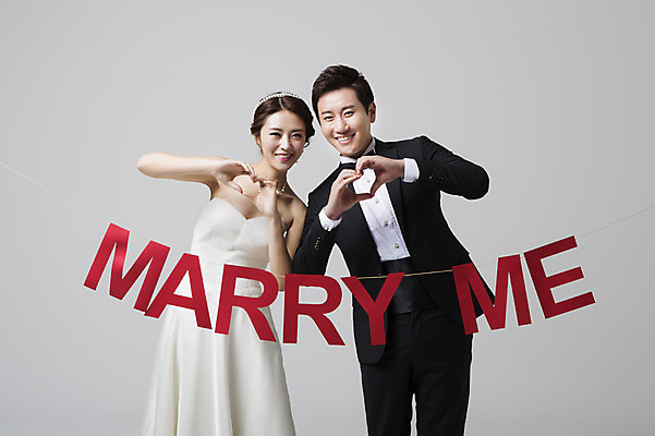 포토 JPG 스튜디오촬영 부부 드레스 여자 남자 신부 웨딩드레스 신랑 결혼 모션 실내 서기 웃음 사람 동양인 정장 턱시도 손짓 상반신 성인 두명 앞모습 장식 30대 한국인 하트 손하트 가랜드 장년만 성인만 국내포토 모양 커플 옷 뷰포인트 표정 인종 이벤트 내부 장년 파티용품 파일형식