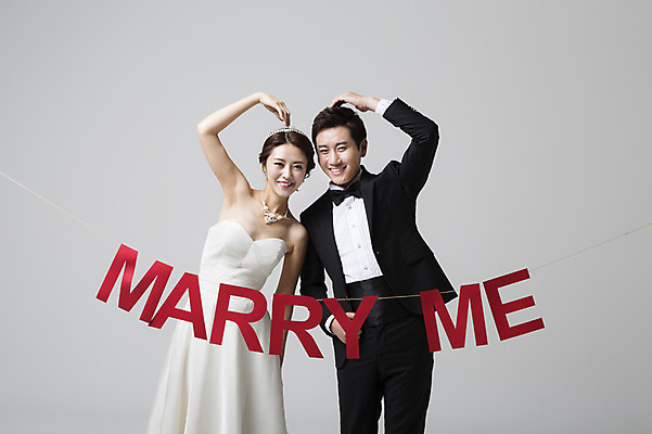 포토 JPG 스튜디오촬영 부부 드레스 여자 남자 신부 웨딩드레스 신랑 결혼 모션 실내 서기 웃음 사람 동양인 정장 턱시도 손짓 상반신 성인 두명 앞모습 장식 30대 한국인 하트 손하트 가랜드 장년만 성인만 국내포토 모양 커플 옷 뷰포인트 표정 인종 이벤트 내부 장년 파티용품 파일형식