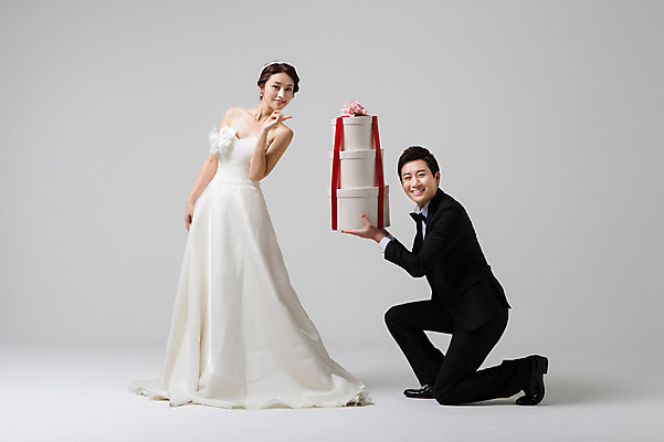 포토 JPG 스튜디오촬영 전신 부부 드레스 여자 남자 신부 웨딩드레스 신랑 결혼 실내 선물 서기 웃음 들기 사람 동양인 정장 턱시도 손짓 성인 두명 옆모습 30대 선물상자 상자 한국인 무릎꿇기 장년만 성인만 국내포토 커플 옷 뷰포인트 모션 표정 인종 이벤트 내부 장년 파일형식