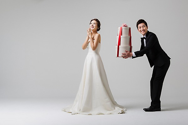 포토 JPG 스튜디오촬영 전신 부부 드레스 여자 남자 신부 웨딩드레스 신랑 결혼 실내 숙이기 선물 서기 웃음 들기 사람 동양인 정장 턱시도 성인 두명 옆모습 30대 선물상자 상자 한국인 손모으기 장년만 성인만 국내포토 커플 옷 뷰포인트 포즈 모션 표정 인종 손짓 이벤트 내부 장년 파일형식