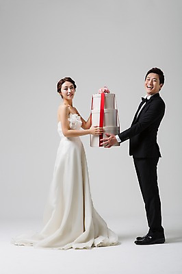 포토 JPG 스튜디오촬영 전신 부부 드레스 여자 남자 신부 웨딩드레스 신랑 결혼 실내 선물 서기 웃음 들기 사람 동양인 정장 턱시도 성인 두명 옆모습 30대 선물상자 상자 한국인 장년만 성인만 국내포토 커플 옷 뷰포인트 모션 표정 인종 이벤트 내부 장년 파일형식