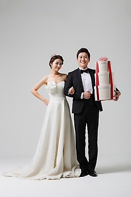 포토 JPG 스튜디오촬영 전신 부부 드레스 여자 남자 신부 웨딩드레스 신랑 결혼 실내 선물 서기 웃음 들기 사람 동양인 정장 턱시도 성인 두명 앞모습 30대 선물상자 상자 팔짱 한국인 장년만 성인만 국내포토 커플 옷 뷰포인트 모션 표정 인종 이벤트 내부 장년 파일형식