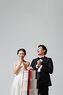 포토 JPG 스튜디오촬영 부부 드레스 여자 남자 신부 웨딩드레스 신랑 결혼 실내 선물 서기 웃음 사람 동양인 정장 턱시도 상반신 성인 두명 앞모습 30대 선물상자 상자 한국인 손모으기 장년만 성인만 국내포토 커플 옷 뷰포인트 모션 표정 인종 손짓 이벤트 내부 장년 파일형식