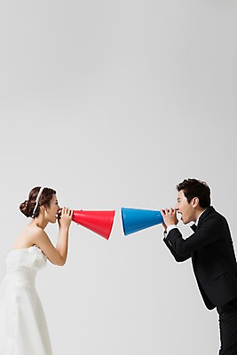 포토 JPG 스튜디오촬영 부부 드레스 여자 남자 신부 웨딩드레스 신랑 결혼 모션 실내 서기 들기 사람 동양인 정장 턱시도 상반신 성인 두명 옆모습 30대 확성기 외침 한국인 장년만 성인만 국내포토 커플 옷 뷰포인트 인종 이벤트 내부 장년 소리 파일형식