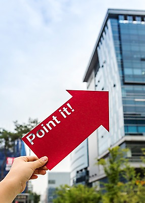 포토 JPG 주간 손 화살표 종이 표시 프레임 한명 야외 아웃포커스 신체부위 느낌표 국내포토 자연요소 1 기호 촬영기법 사람 파일형식